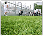 Pasto sintetico residencial en patio de escuela